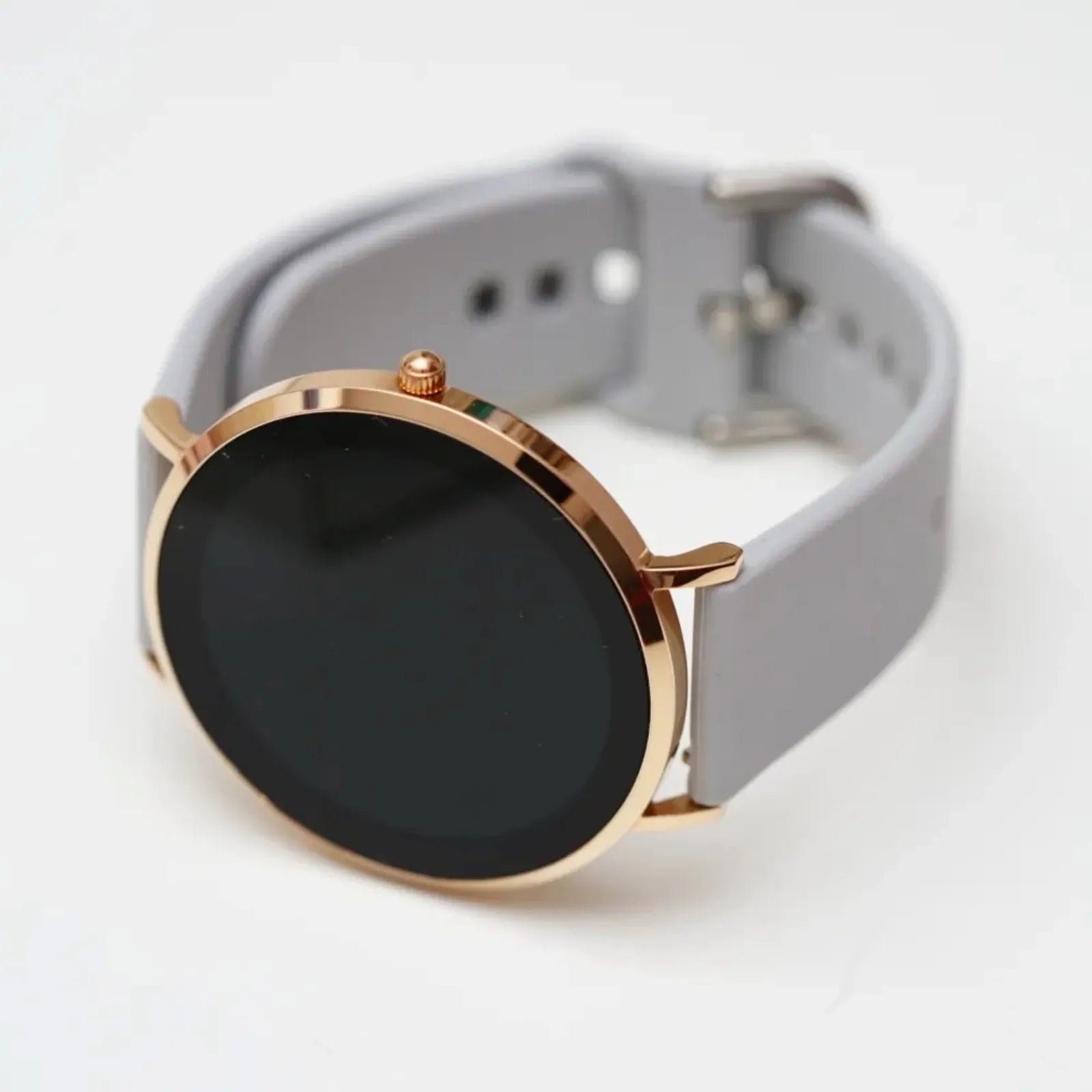 Close up rosegoldene Smartwach mit edlem Satin Armband