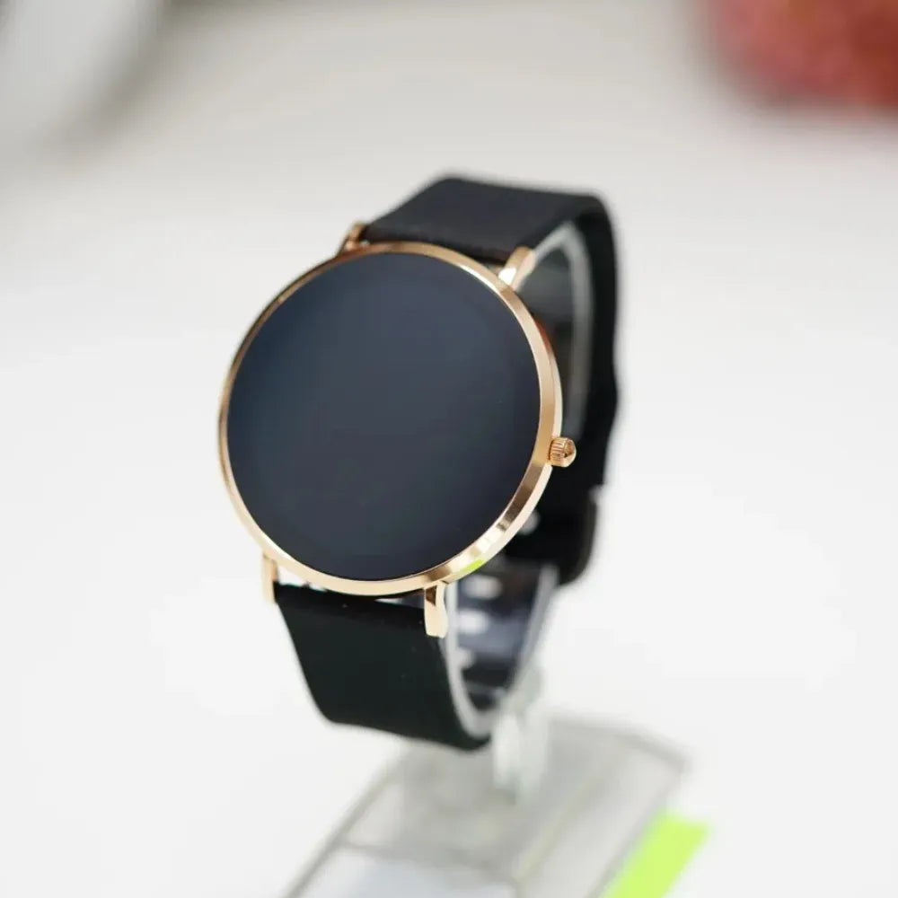 Seitenansicht der Timeframe Smartwatch – schlankes Design,schwarz, glattes Display