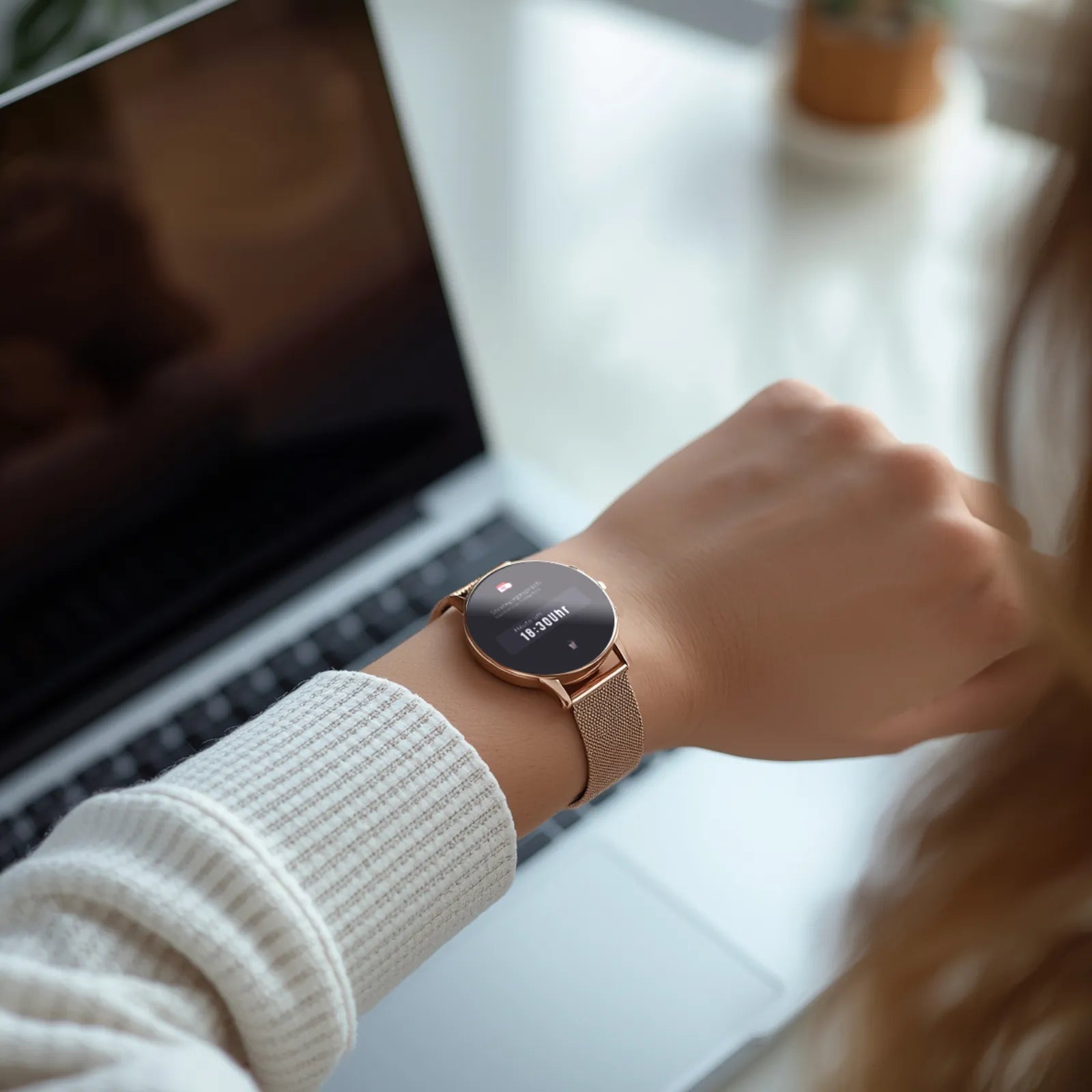 Nachricht auf der Timeframe Smartwatch am Handgelenk angezeigt