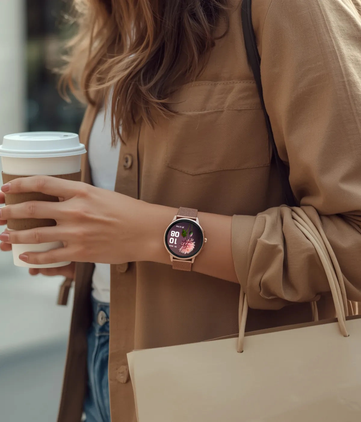Timeframe Smartwatch in Roségold – getragen im Café, dezente Atmosphäre
